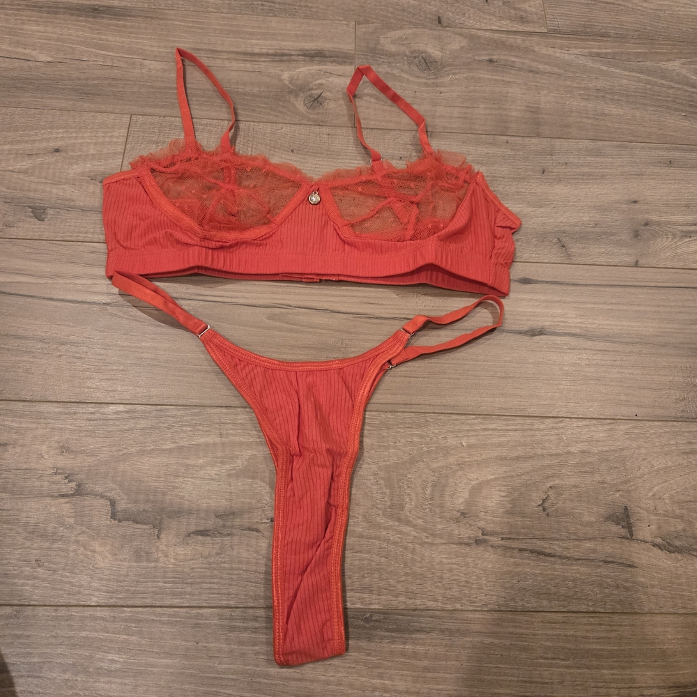 NIP BLK LUX BOUTIQUE Red Ribbed Ruffle Lace Lingerie Set Unlined Balconette Bra
